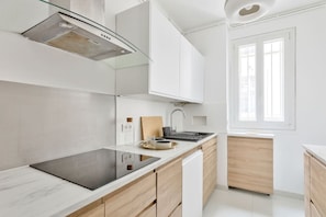 Køleskab, opvaskemaskine, kaffe-/temaskine