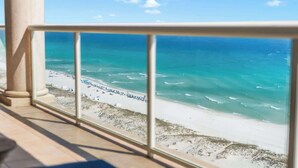 A balcony with a view of a beach and ocean. - Beach Club 1105 - 𝑪𝒐𝒂𝒔𝒕𝒂𝒍 𝑹𝒆𝒕𝒓𝒆𝒂𝒕 (Pensacola Beach)