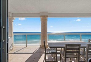 屋外ダイニングエリア