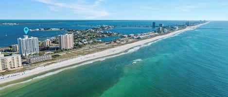 Ubicación cercana a la playa y toallas de playa