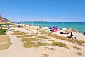 Una spiaggia nelle vicinanze