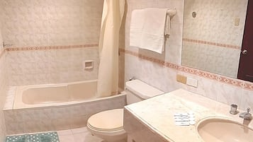 家庭客房, 城市景 | 浴室 | 花灑/浴缸組合、提供毛巾、番梘、洗頭水