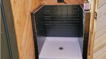 Toallas, jabón, papel de baño