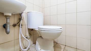 Deluxe Single Room | Bathroom | Shower, towels