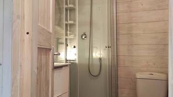 Een haardroger, handdoeken, zeep