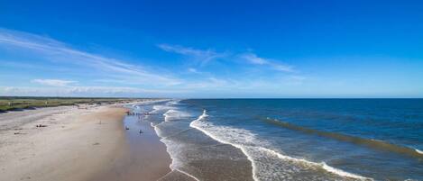 Una playa cerca, windsurf, kayak, paseos en botes a motor