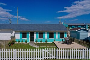 Outdoor dining - Monthly Off Season Rates! Adorable Beach Cottage,1 Block from KB Pier, Dog Friendly, Fenced (Kure Beach)