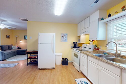 Monthly Off Season Rates! Adorable Beach Cottage,1 Block from KB Pier, Dog Friendly, Fenced