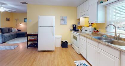 Monthly Off Season Rates! Adorable Beach Cottage,1 Block from KB Pier, Dog Friendly, Fenced