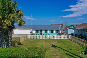 Property grounds - Monthly Off Season Rates! Adorable Beach Cottage,1 Block from KB Pier, Dog Friendly, Fenced (Kure Beach)