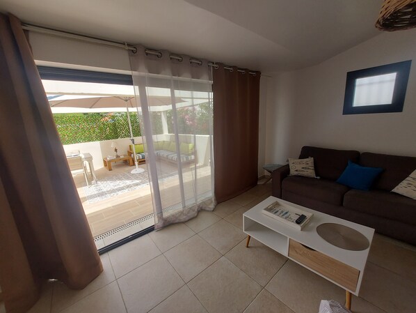 Living area - T2 Avec Patio Exterieur Aménagé Dans une Propriété Arborée et Fermée (Lucciana)