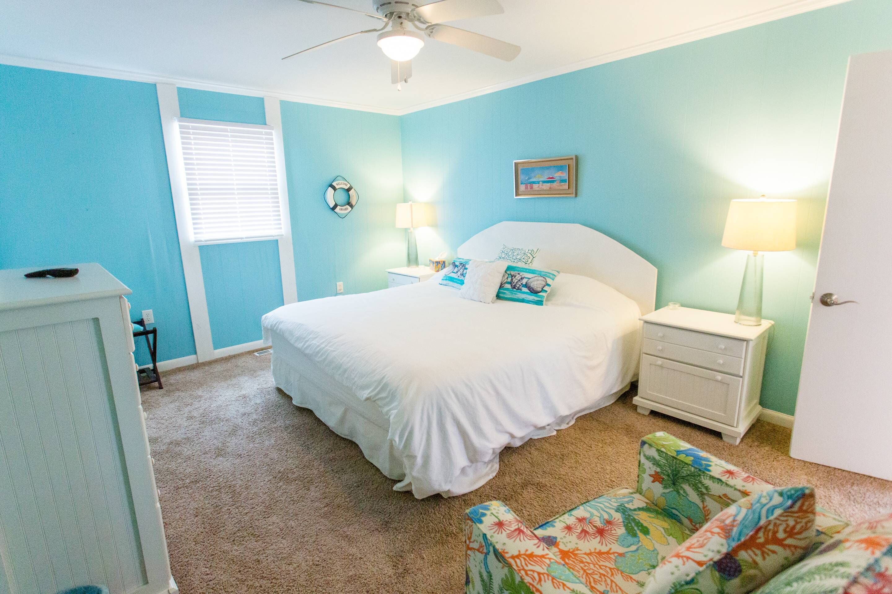 3 bedrooms, desk, iron/ironing board, travel crib