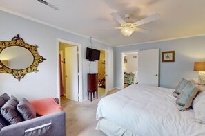 3 slaapkamers, een bureau, een strijkplank/strijkijzer, reisbedje