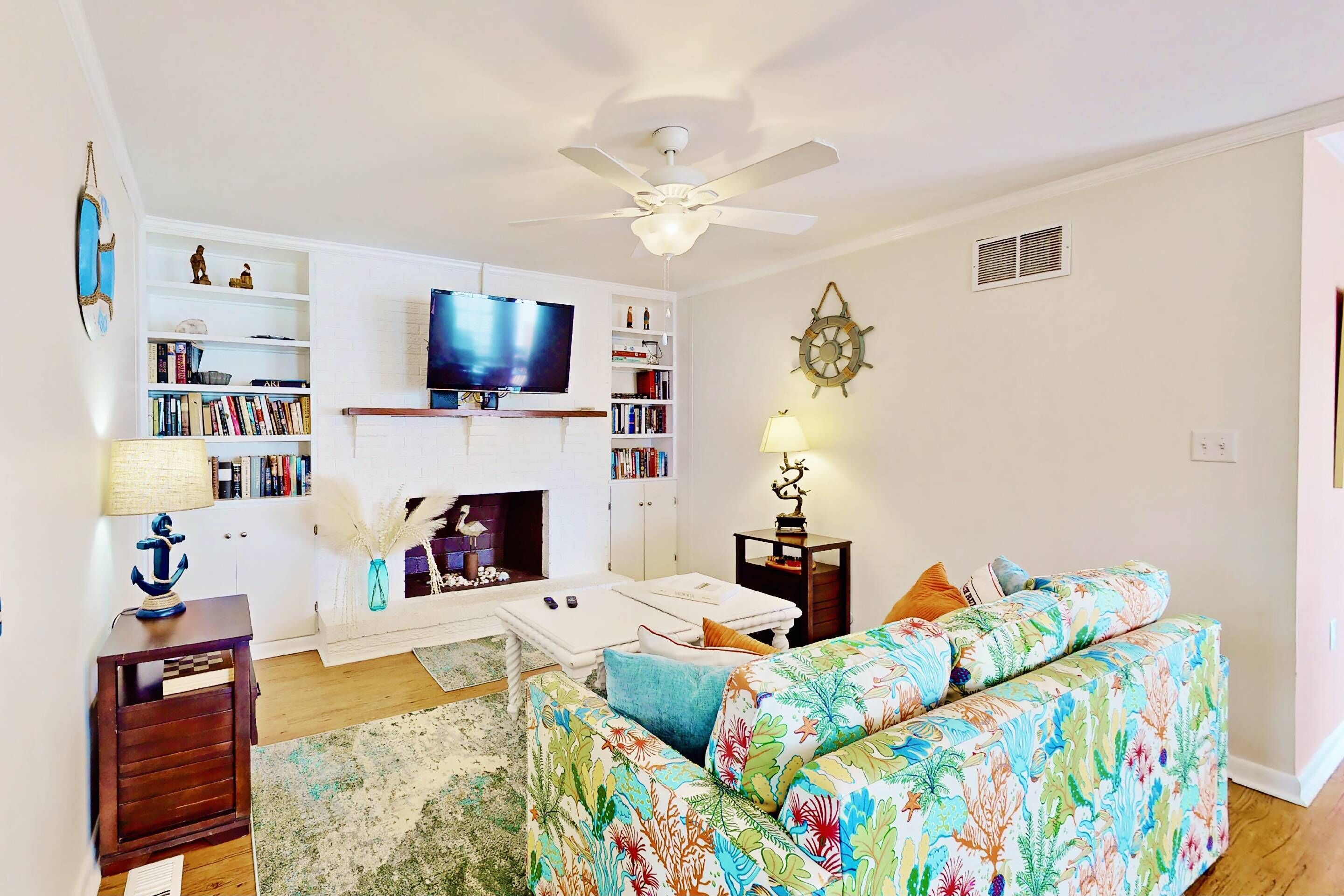 Charming Beach Cottage, Less Than 1 Block To Beach, Kure Pier + Food, Dog Friendly - Kure Beach, NC