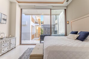 2 bedrooms, iron/ironing board, internet, bed sheets