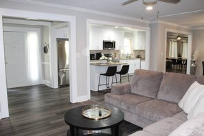 Smart TV - Stay in Style: Beautifully Designed Home with Outside Space/Seating, Charcoal Grill (Stone Mountain)