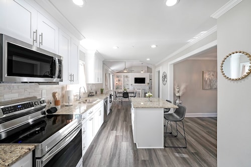 Minutes to Marta Train/Easy Access to Stadium/Your World Cup Home Base with Pool and Grill!