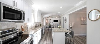 Minutes to Marta Train/Easy Access to Stadium/Your World Cup Home Base with Pool and Grill!