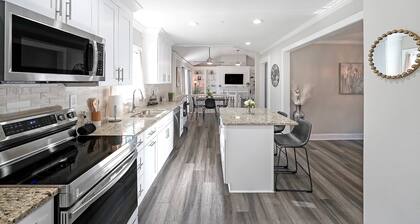 Minutes to Marta Train/Easy Access to Stadium/Your World Cup Home Base with Pool and Grill!