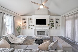 Smart TV - Stay in Style: Beautifully Designed Home with Outside Space/Seating, Charcoal Grill (Stone Mountain)