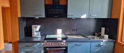Frigorifero, forno, piano cottura, lavastoviglie