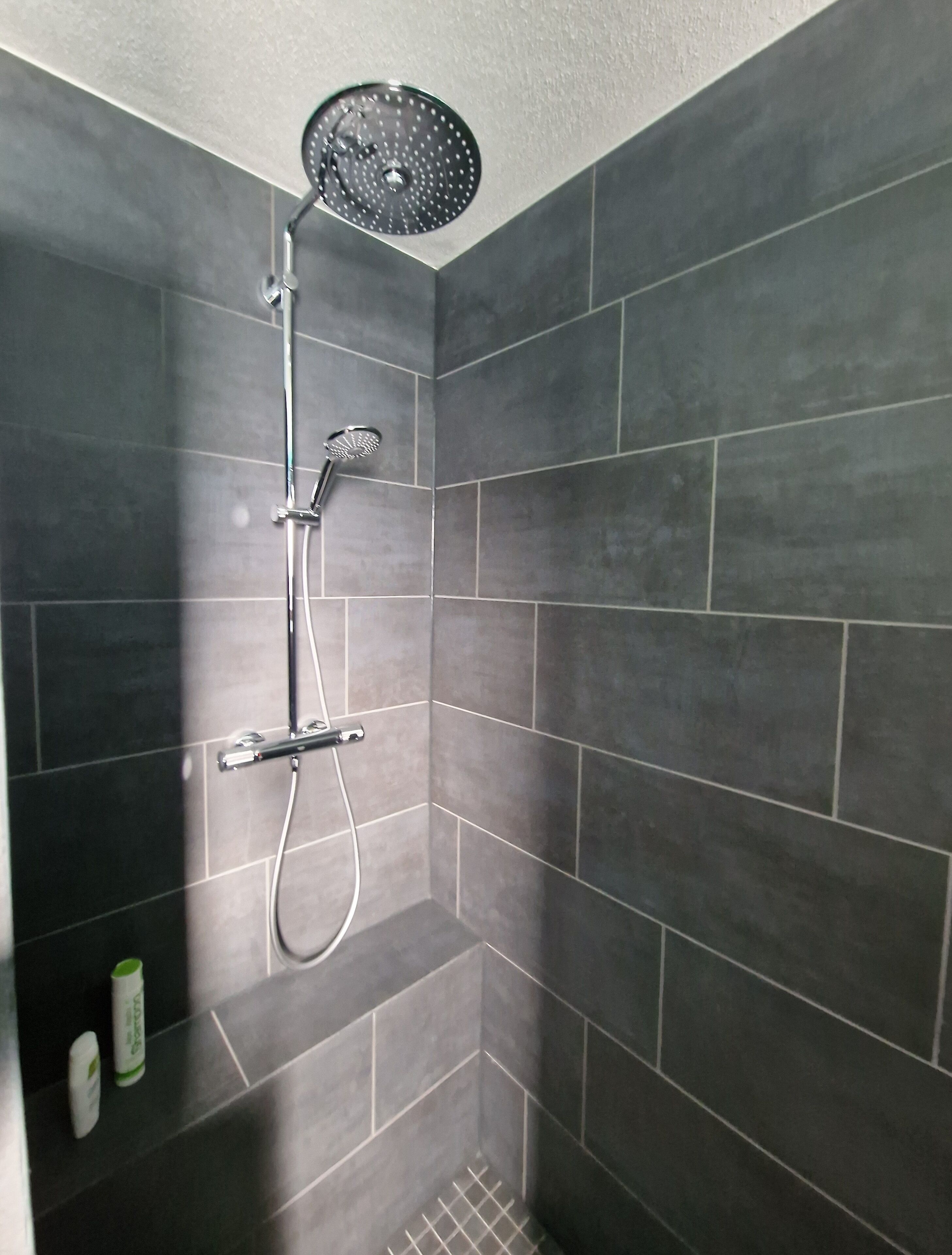 Douche, séchoir à cheveux, serviettes fournies, savon