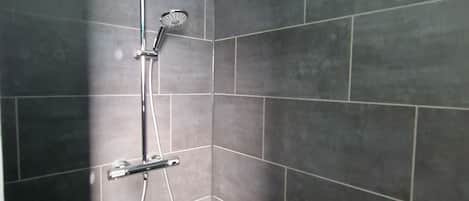 Douche, séchoir à cheveux, serviettes fournies, savon