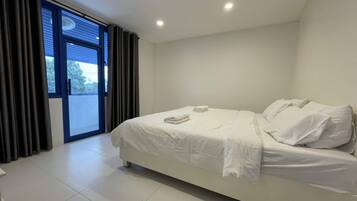 Escritorio, wifi gratis y ropa de cama