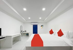 Superior Double Room | Laptop workspace, free WiFi, bed sheets