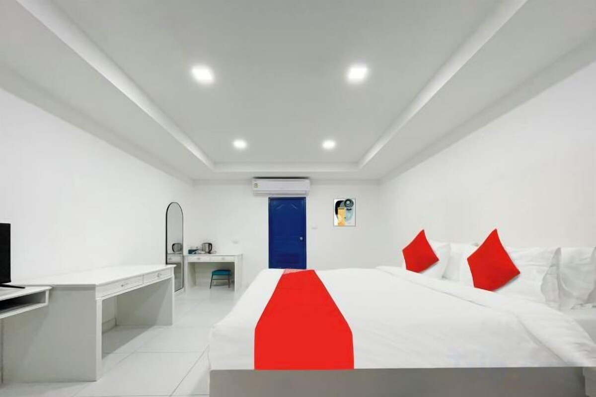 Desk, free WiFi, bed sheets