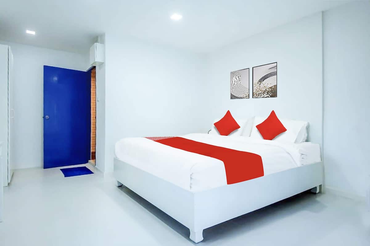 Deluxe Double Room | Laptop workspace, free WiFi, bed sheets
