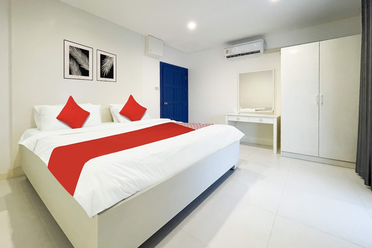 Kamar Keluarga | Meja kerja, Wi-Fi gratis, dan seprai linen