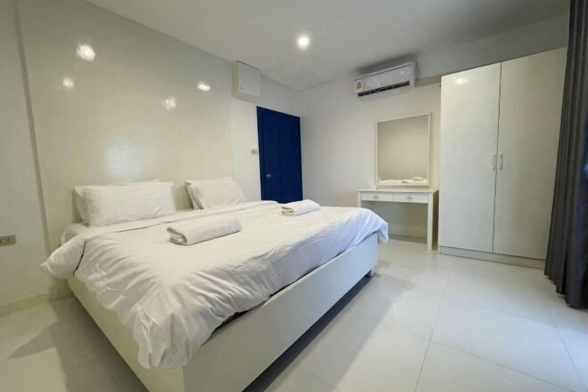 Laptop workspace, free WiFi, bed sheets