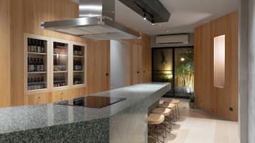 Gallery House, 3 Bedrooms, Balcony, City View | Shared kitchen | Fridge, microwave, oven, stovetop