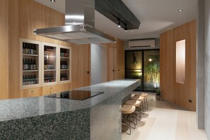 Gallery House, 3 Bedrooms, Balcony, City View | Shared kitchen