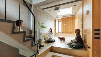 Gallery House, 3 Bedrooms, Balcony, City View | Living area | Books