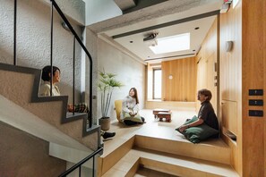 Gallery House, 3 Bedrooms, Balcony, City View | Living area