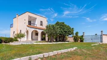 Family Villa, 4 Bedrooms, 2 Bathrooms (Villa Mattalia Relax at Sea) | Bahagian luar