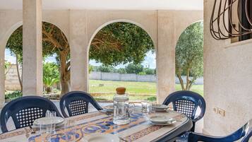Family Villa, 4 Bedrooms, 2 Bathrooms (Villa Mattalia Relax at Sea) | Tempat makan luar