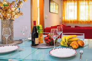 Apartamento familiar, varias habitaciones, 2 baños (Cityscape Comfort Apartment With) | Restauración