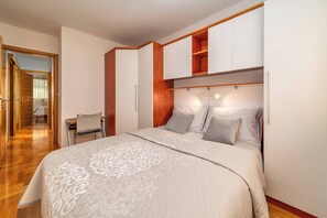 2 quartos, espaço de trabalho para notebook