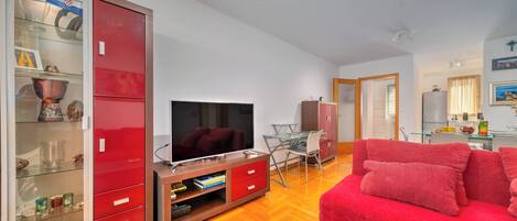 Flat-screen TV, stereo