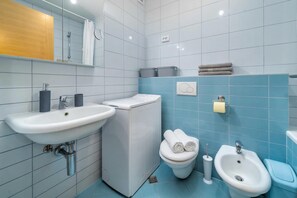 Apartamento familiar, varias habitaciones, 2 baños (Cityscape Comfort Apartment With) | Baño | Bañera y ducha independientes, secador de pelo, bidé y toallas