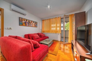 Apartamento familiar, varias habitaciones, 2 baños (Cityscape Comfort Apartment With) | Zona de estar | Una televisión de pantalla plana, un reproductor estéreo
