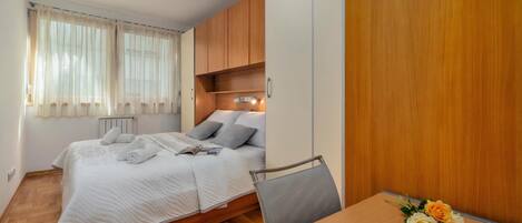 2 bedrooms, laptop workspace, iron/ironing board, free WiFi