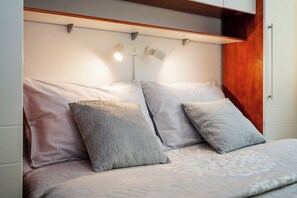 Familieleilighet, flere soverom, 2 bad (Cityscape Comfort Apartment With) | 2 soverom, skrivebord for bærbar PC og strykejern/-brett