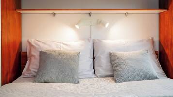 2 bedrooms, laptop workspace, iron/ironing board, free WiFi