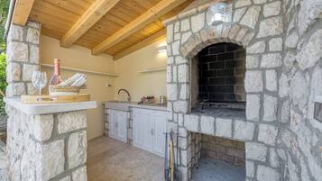 Familienhaus, Mehrere Schlafzimmer, 2 Bäder (Charming Island Villa Alba) | Terrasse/Patio