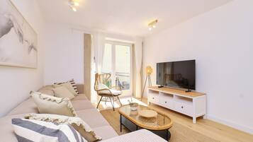 Familienhaus, Mehrere Schlafzimmer, 2 Bäder (Charming Island Villa Alba) | Wohnbereich | 21-Zoll-Flachbildfernseher mit Kabelempfang, Fernseher