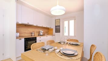Family House, 3 Bedrooms, 2 Bathrooms (Charming Island Villa Alba) | Dining room
